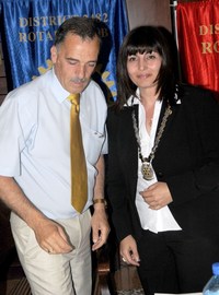 Вице президентът на РК БУРГАС Стефко Русев връчва президентската огърлица на Президента за 2008-2009 г. Милена Илчева